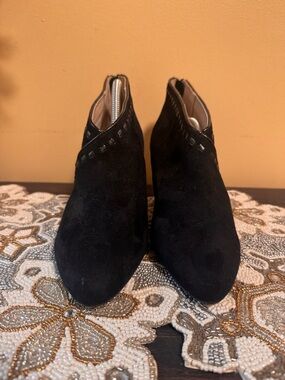 Women's Black Faux Suede Life Stride Size 7.5 point toe heels NWOT